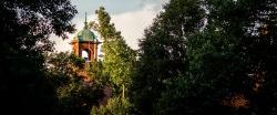 十大博彩推荐排名州立 大学 campus bell tower among green trees.